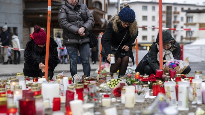 Menschen gedenken nahe des Unglücksorts der vielen Brandopfer | Menschen gedenken nahe des Unglücksorts der vielen Brandopfer