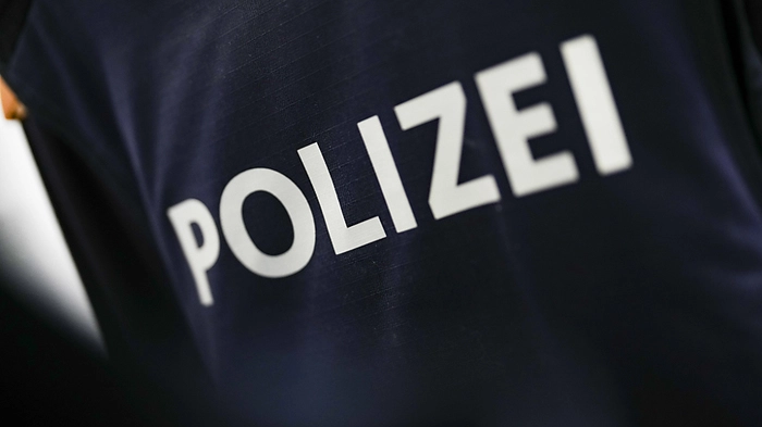 Die Polizei fahndet nach dem flüchtigen Täter. | Die Polizei fahndet nach dem flüchtigen Täter.