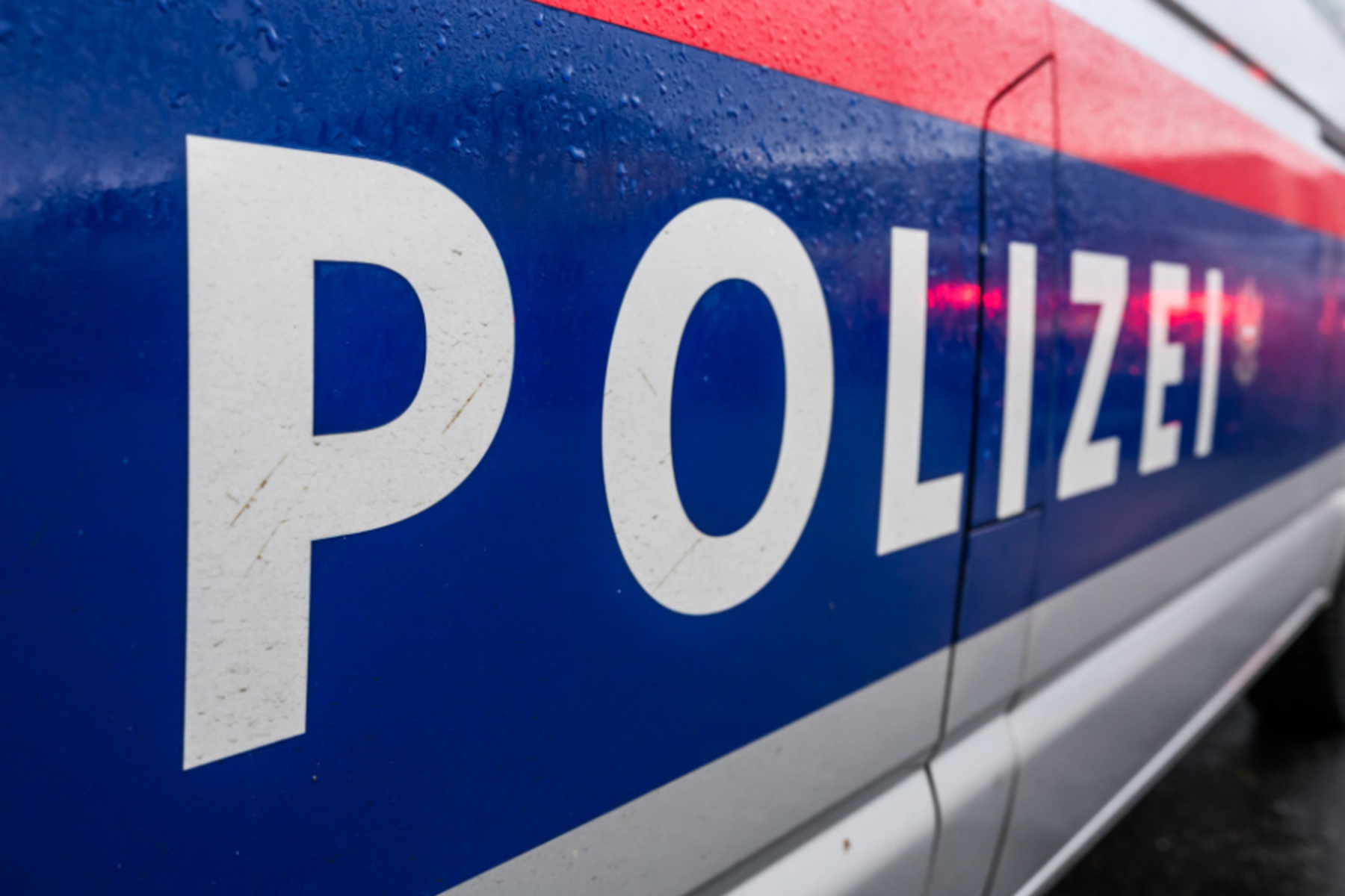 Auto geschrottet: 36-Jährige ohne Führerschein krachte in Gl
