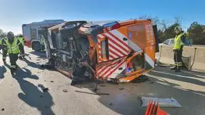 Das Straßendienstfahrzeug stürzte seitlich um | Das Straßendienstfahrzeug stürzte seitlich um