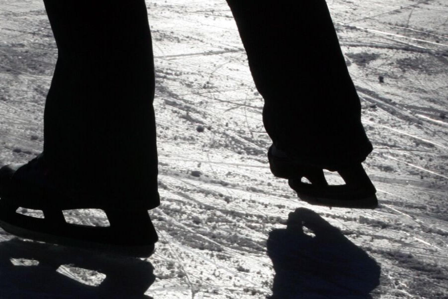 Höfen: Eislaufen am Kunstrasen: Tiroler Firma mit Ganzjahres-System