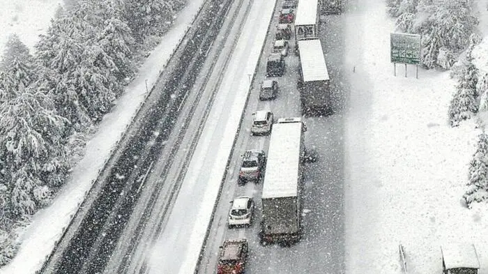 Laster blieben am Freitag im Schneetreiben hängen | Laster blieben am Freitag im Schneetreiben hängen