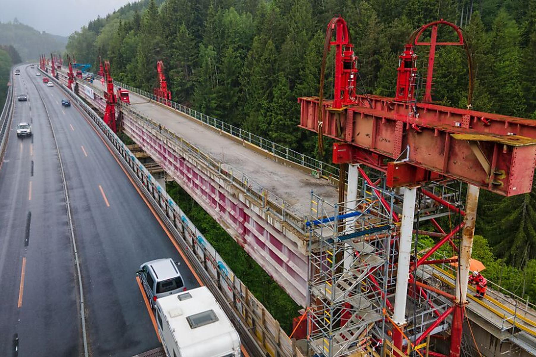 Spittal/Drau: Erster Hebevorgang von Kärntner Autobahnbrücke erfolgreich