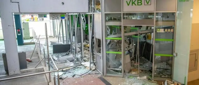 Nach Bankomatsprengung in Gmunden: Fluchtauto abgebrannt | Die Bankomatsprengung in Gmunden verwüstete das Banklokal