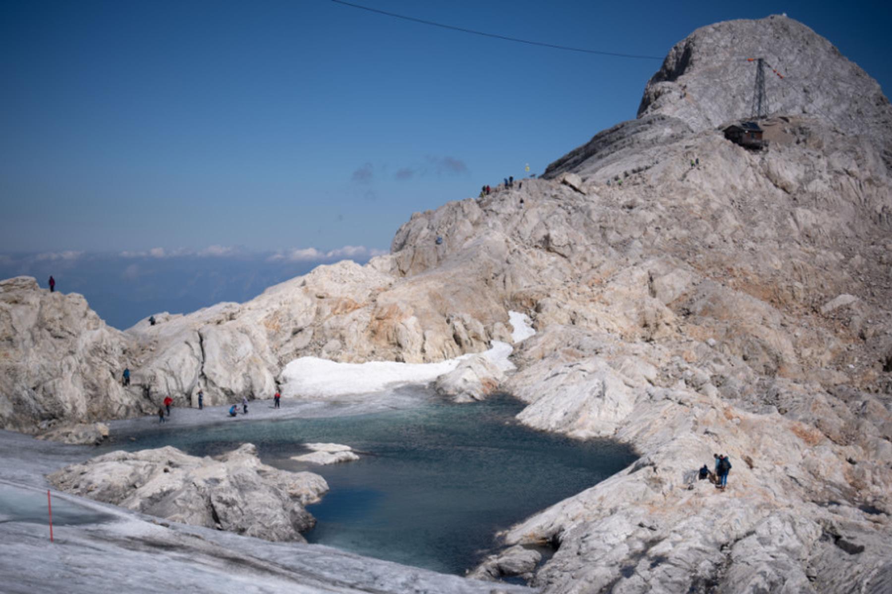 Gosau: Urlauber mit Mietauto auf dem Weg zum Dachstein