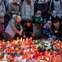 Menschen entzünden Gedenkkerzen vor der Karls-Universität | Menschen entzünden Gedenkkerzen vor der Karls-Universität