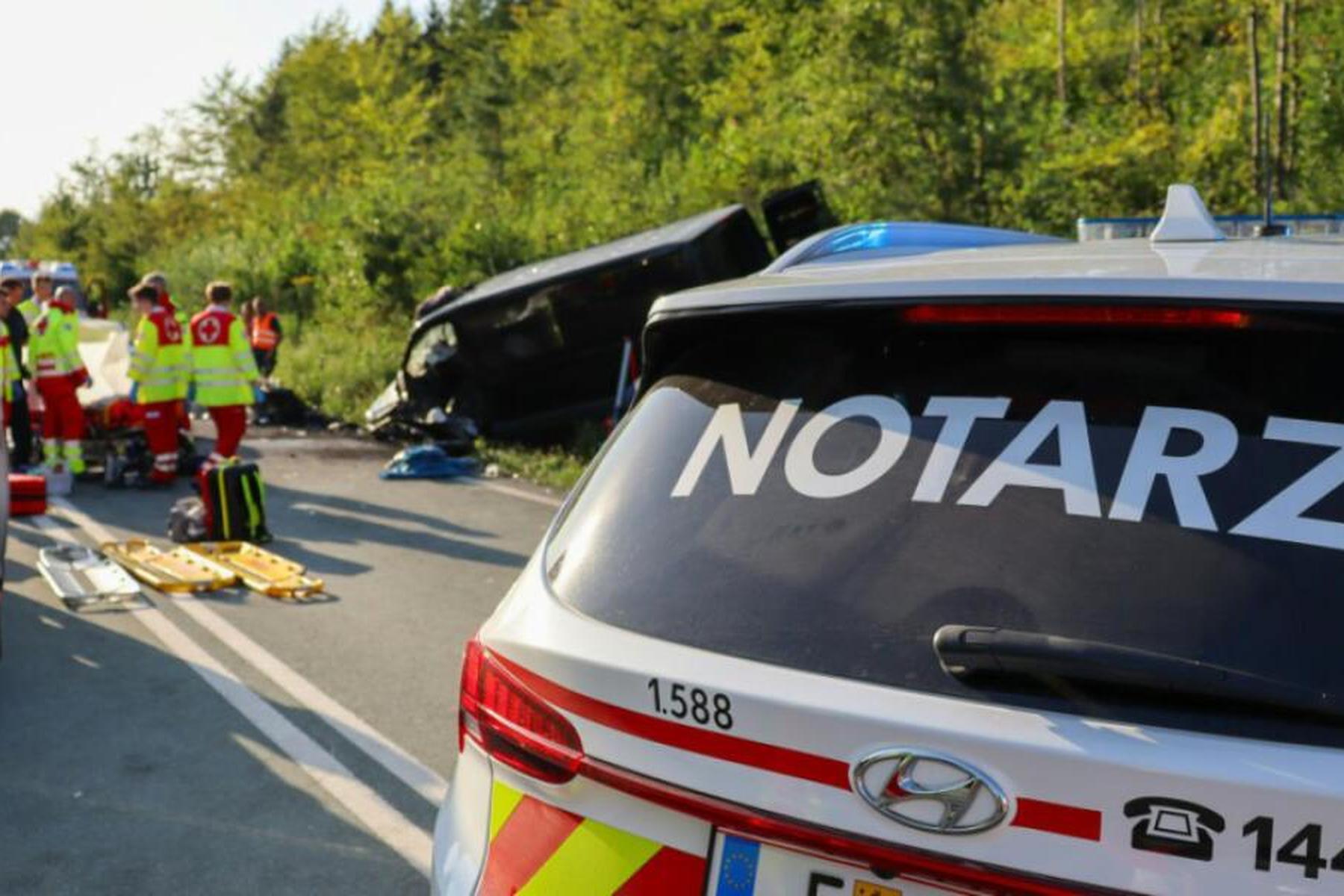 Markt Allhau: Ein Toter bei Kollision von Pkw und Kleinbus im Burgenland