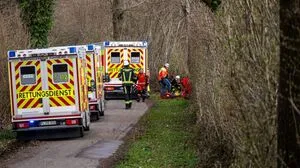 Rettungskräfte in einem Waldstück südöstlich von Flensburg im Einsatz | Rettungskräfte in einem Waldstück südöstlich von Flensburg im Einsatz