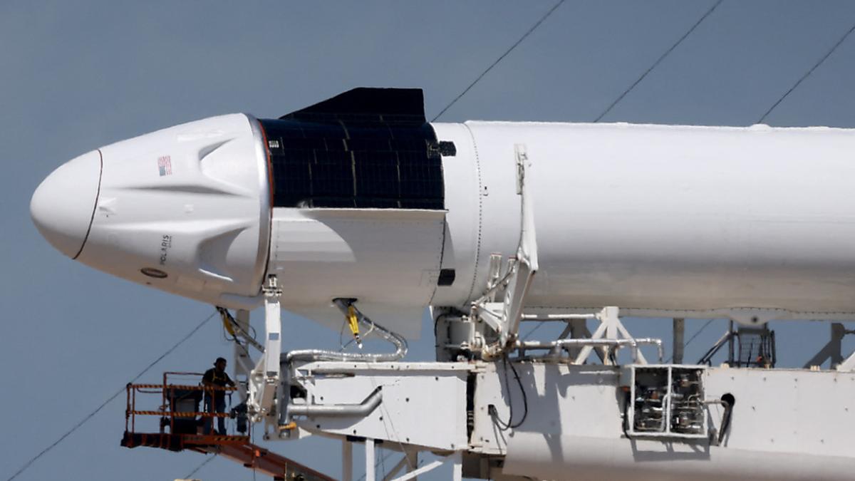 "Falcon 9"-Rakete wird vorbereitet | "Falcon 9"-Rakete wird vorbereitet