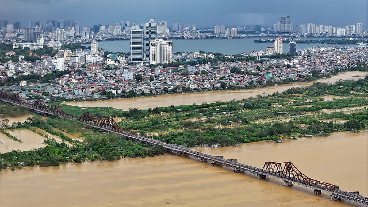  In der Hauptstadt Hanoi steigt der Pegel des Roten Flusses stündlich um zehn Zentimeter und droht Teile der Innenstadt zu überfluten. |  In der Hauptstadt Hanoi steigt der Pegel des Roten Flusses stündlich um zehn Zentimeter und droht Teile der Innenstadt zu überfluten.