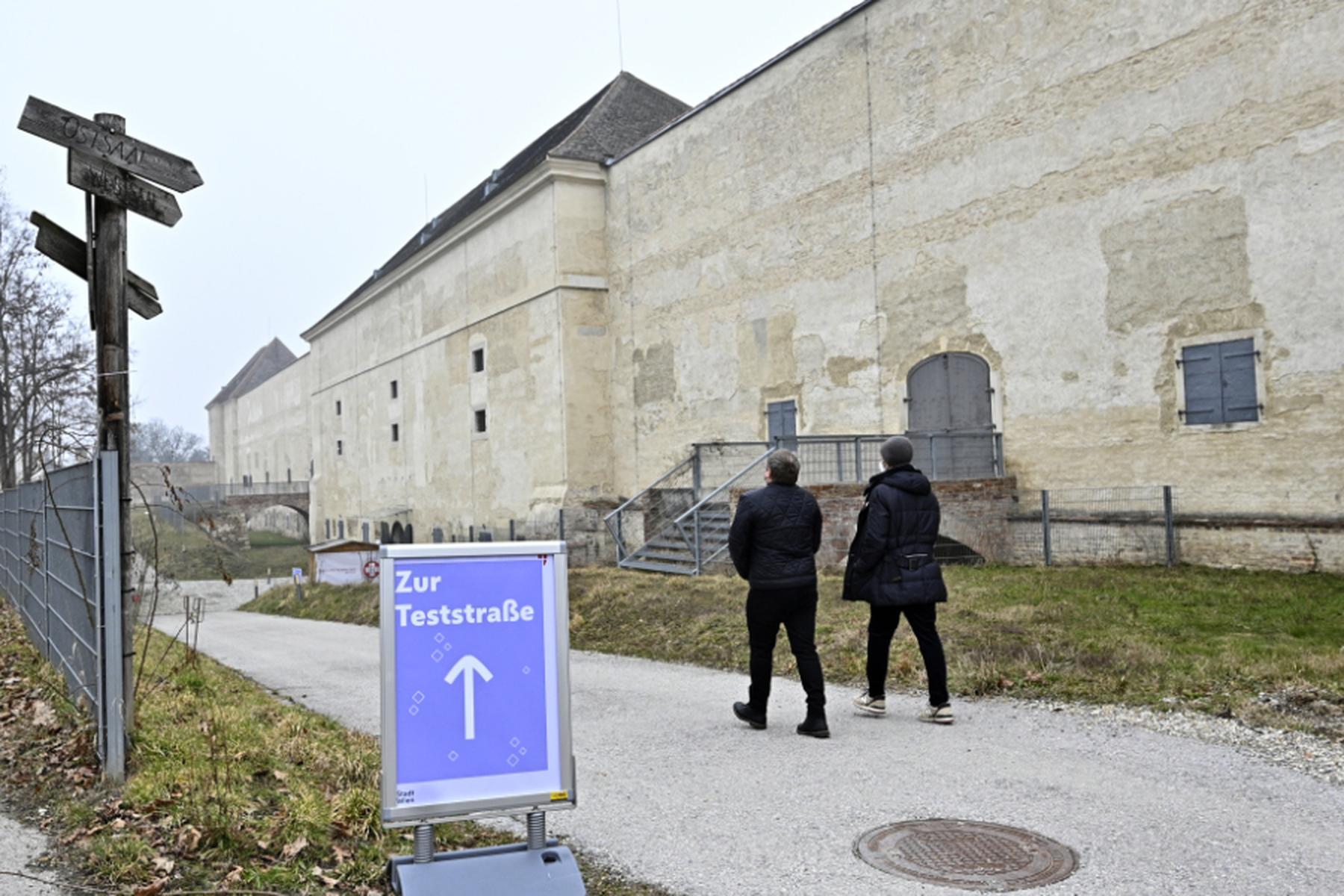 Wien: Corona-Teststraße in Wiener Schloss beschäftigt Stadt-RH