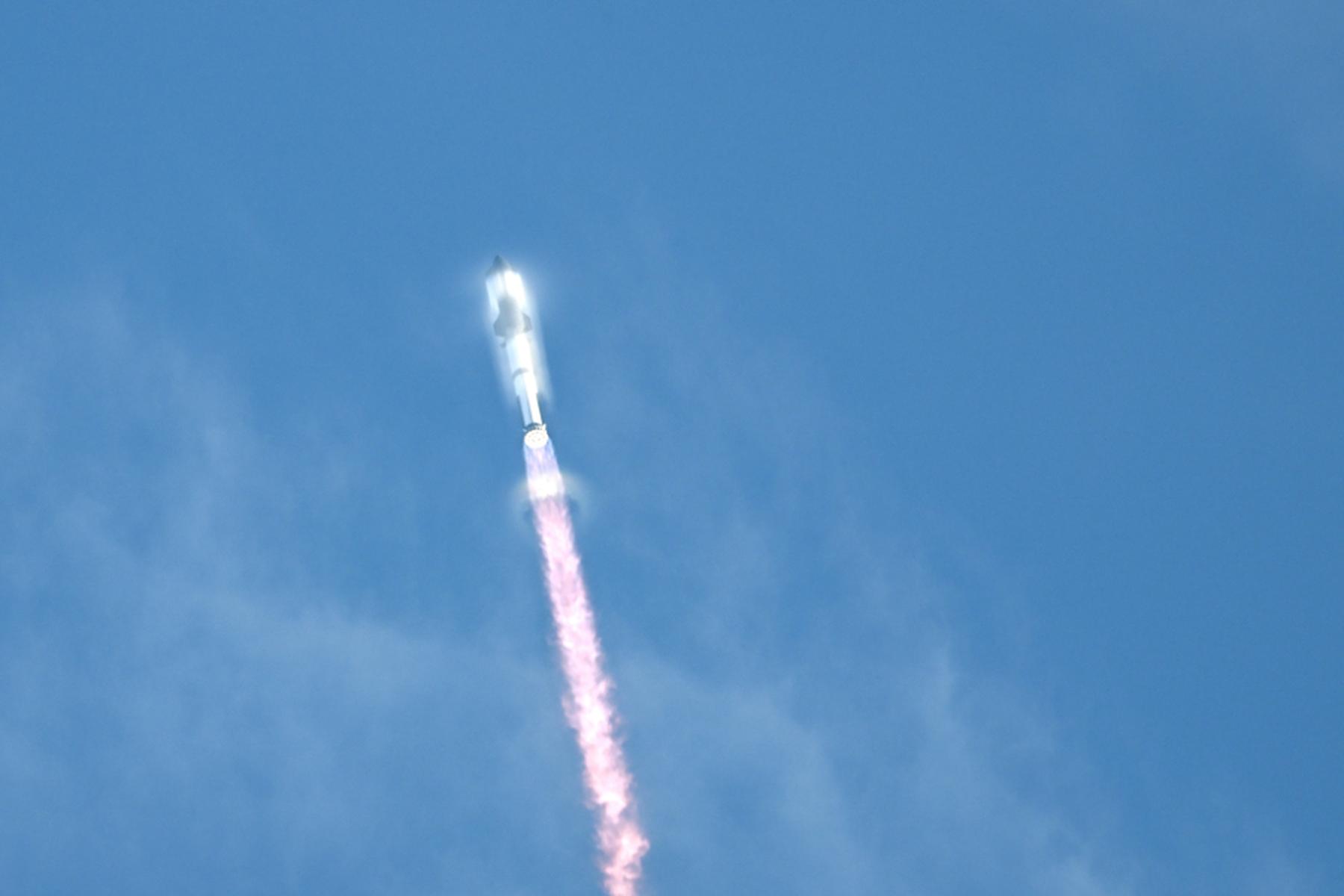 USA/Hawthorne: SpaceX-Rakete Starship absolviert zehnten Testflug