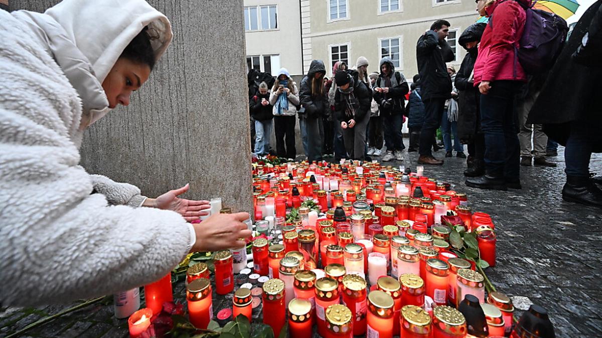 Mit Kerzen gedachten die Menschen der Opfer des Amoklaufs in Prag