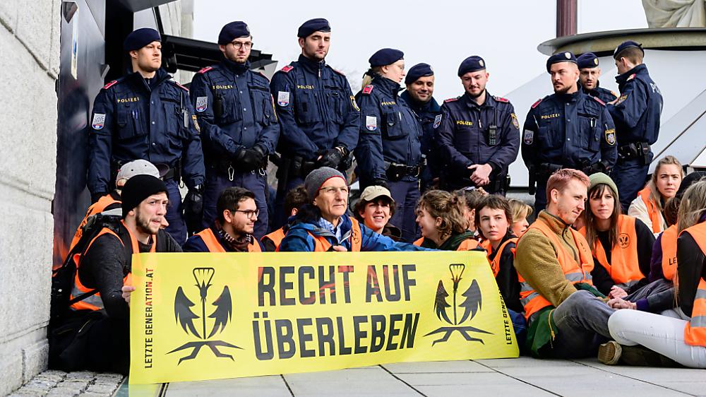 Protest für den Klimaschutz vor dem Parlament | Die „Letzte Generation“ blockierte in dieser Woche - diesmal ohne Kleber - den Eingang vor dem Parlament.