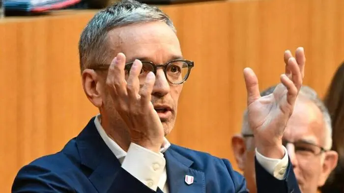 Kickl kritisiert Belastungskeule der Bevölkerung | Kickl kritisiert Belastungskeule der Bevölkerung