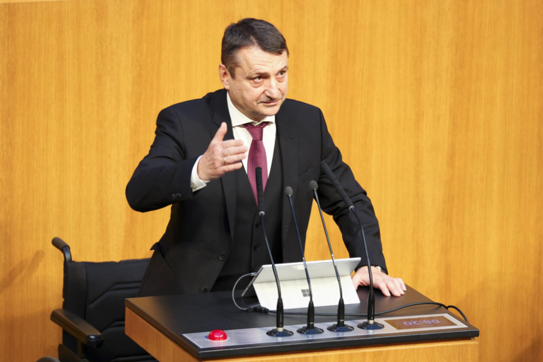 Wien: Premieren-Einsatz von Stimm-Avatar im Nationalrat