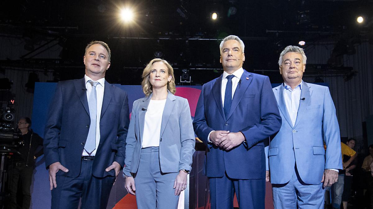 Bundesparteiobmann Andreas Babler (SPÖ), Parteivorsitzende Beate Meinl-Reisinger (Neos), Bundeskanzler Karl Nehammer (ÖVP) und Vizekanzler Werner Kogler (Grüne) bei der Puls 4 „Elefantenrunde“