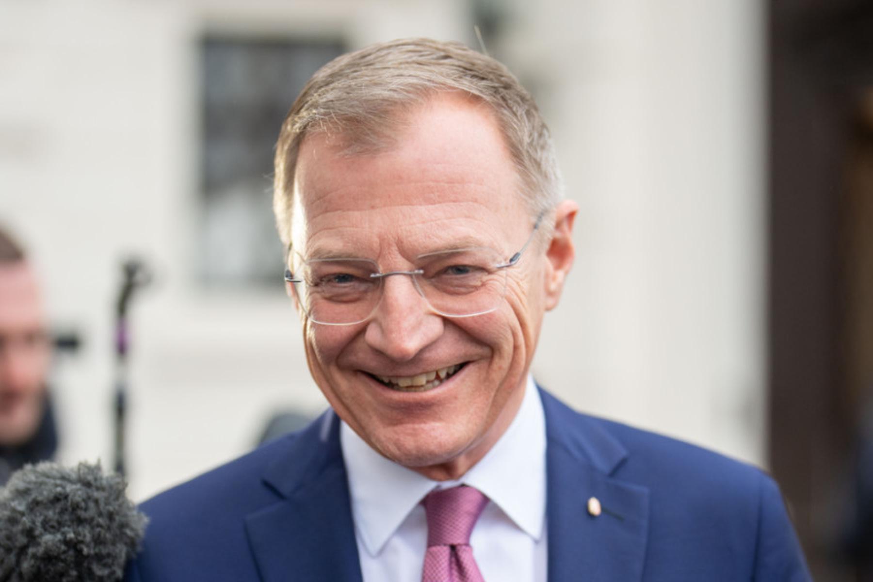 Stelzer poziva k prerazporeditvi finančnih sredstev in podpira "Evropo na prvem mestu" pri javnih naročilih