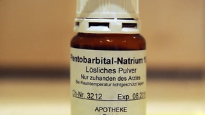 Der Angeklagte gibt an, dass er der Frau das tödliche Mittel auf das Nachtkästchen gestellt habe