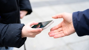 Im Unterricht muss das Handy künftig sicher verwahrt sein