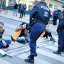 Klimakleber auf der Straße und vor ihnen die Polizei | An Klimaprotesten scheiden sich die Geister