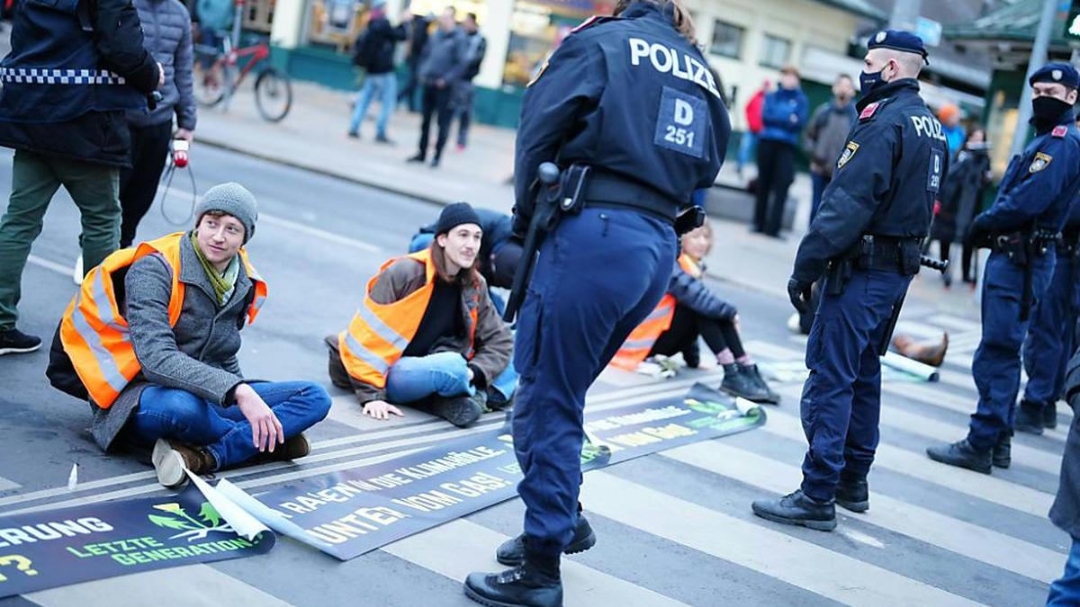 Klimakleber auf der Straße und vor ihnen die Polizei | An Klimaprotesten scheiden sich die Geister