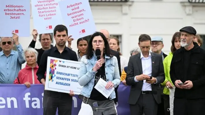 ÖGB-Geschäftsführerin Helene Schuberth bei der Kundgebung | ÖGB-Geschäftsführerin Helene Schuberth bei der Kundgebung