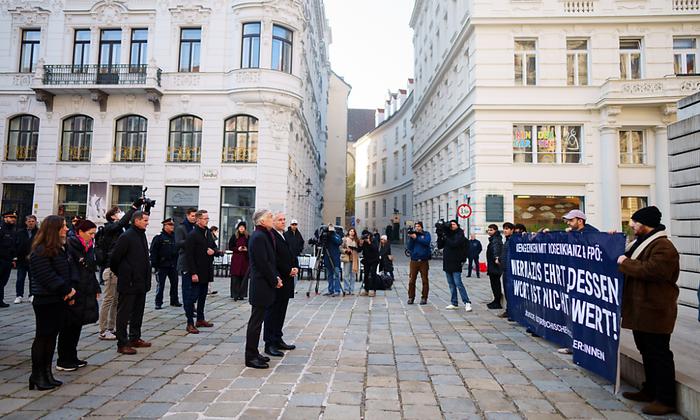 Der freiheitliche Nationalratspräsident Walter Rosenkranz ist am Freitag von jüdischen Demonstrantinnen und Demonstranten daran gehindert worden, anlässlich des Gedenkens an die Novemberpogrome einen Kranz beim Denkmal am Judenplatz niederzulegen