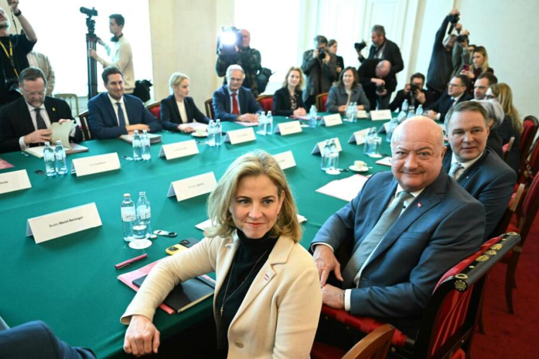 Wien: Regierung einigt sich auf Nulllohnrunde für Spitzenpolitiker