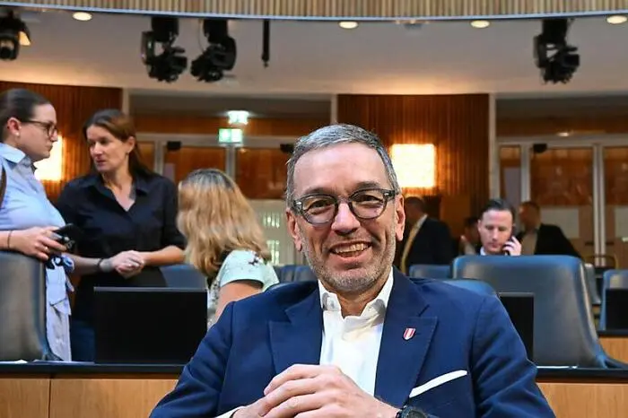 Herbert Kickl: Auch Kickl stammt aus einer Arbeiterfamilie und zieht erstmals als Spitzenkandidat in eine Wahl, in der zweiten Reihe hat der 55-Jährige aber bereits viele Wahlschlachten geschlagen. Viele Jahre galt der Hardliner aus Kärnten als der Mann im Hintergrund. Der talentierte scharfe Redenschreiber war verantwortlich für umstrittene Wahlslogans und mitunter skandalträchtige Formulierungen der Parteichefs Jörg Haider und Heinz-Christian Strache. Zwischen 2005 und 2017 leitet er als Generalsekretär die Partei.

Erstmals ins Rampenlicht trat Kickl 2017, als er in der ersten Regierung Kurz Innenminister wurde. In Erinnerung geblieben sind neben seinem Hang zur berittenen Polizei vor allem die Razzia im Verfassungsschutz, die dessen internationales Ansehen nachhaltig beschädigten. An die Parteispitze gelangte Kickl 2021 nach der Demontage des gemäßigteren Norbert Hofer. Dort entpuppte sich der unterschätzte einstige Außenseiter, über den bis auf seine Sportbegeisterung wenig bekannt ist, als erfolgreicher Populist, der die Corona-Krise geschickt zu nutzen wusste. Nun träumen er und seine Anhänger von einer „Volkskanzlerschaft“.