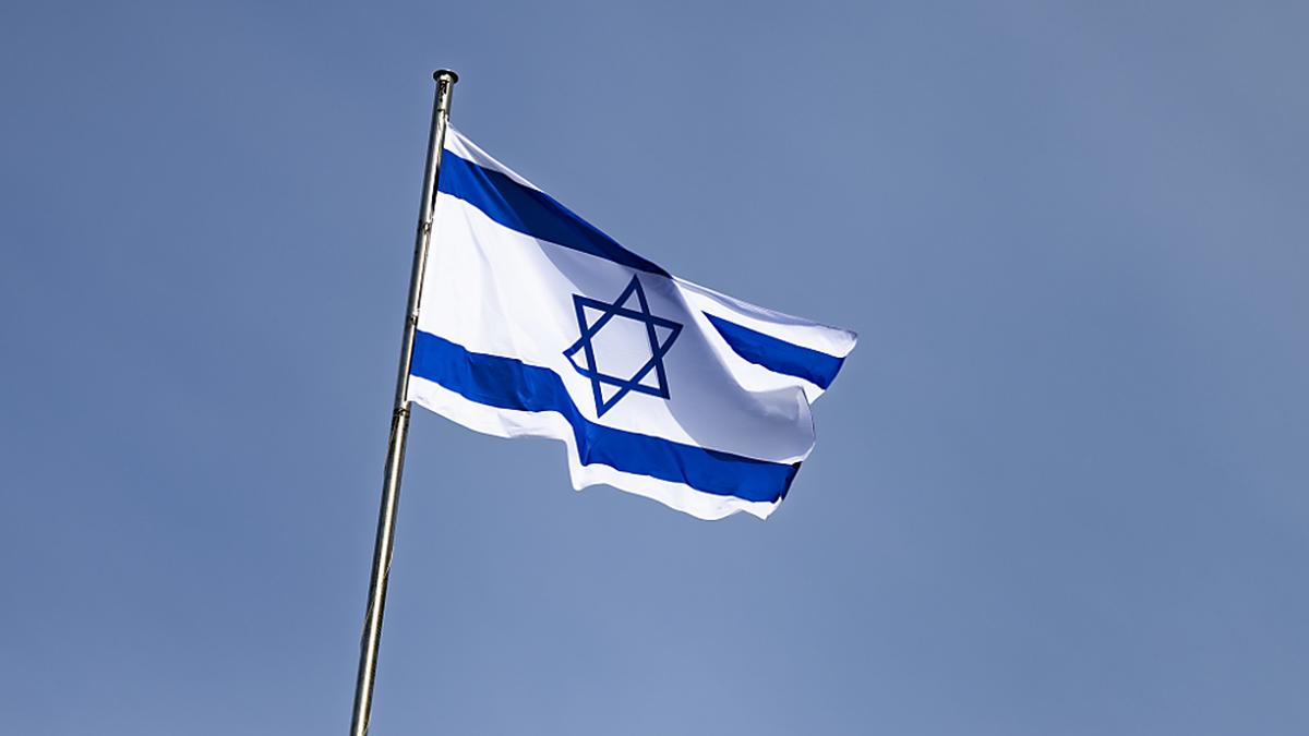 Erneut wurde eine Israel-Flagge heruntergerissen | Erneut wurde eine Israel-Flagge heruntergerissen