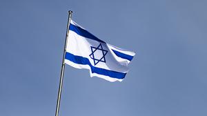 Erneut wurde eine Israel-Flagge heruntergerissen | Erneut wurde eine Israel-Flagge heruntergerissen