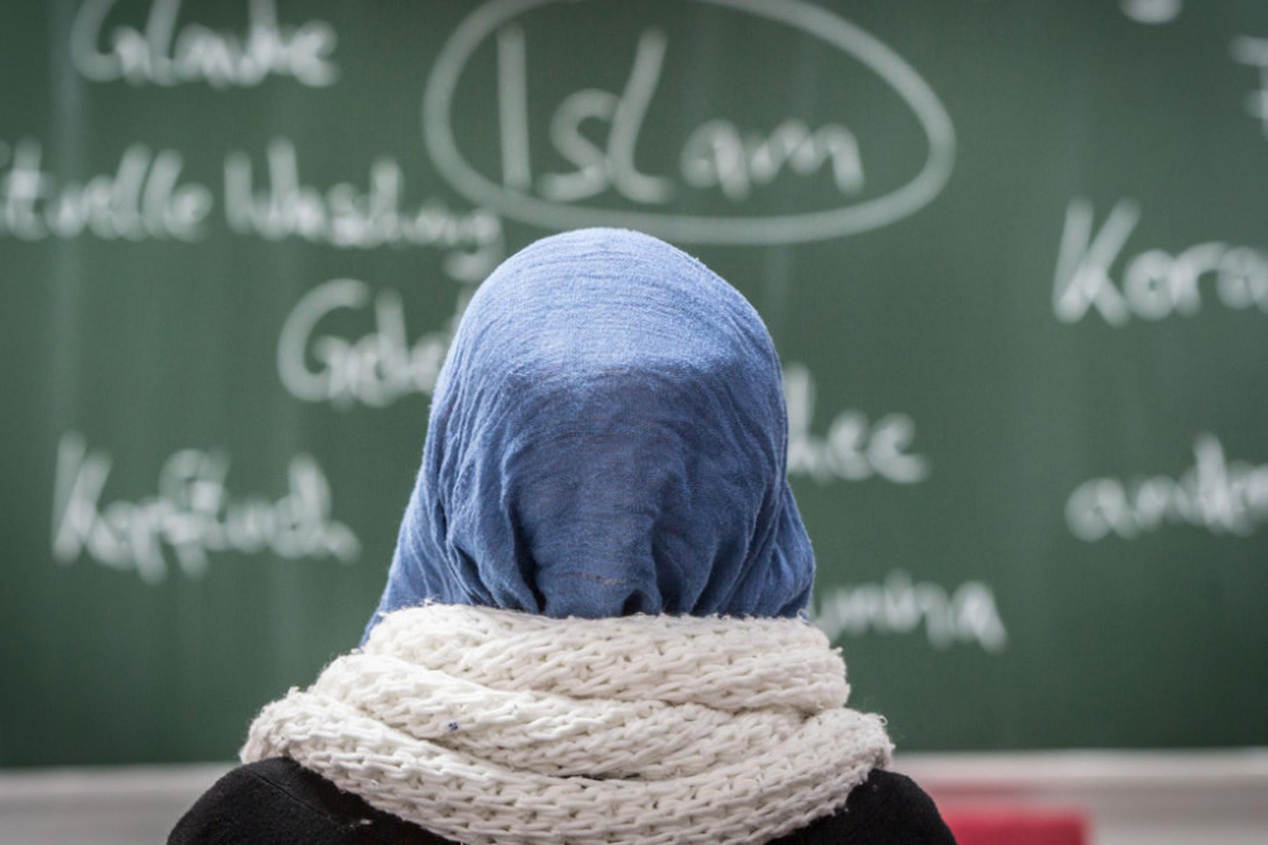 Wien: Plakolm will Zwei-Drittel-Mehrheit für Kopftuchverbot