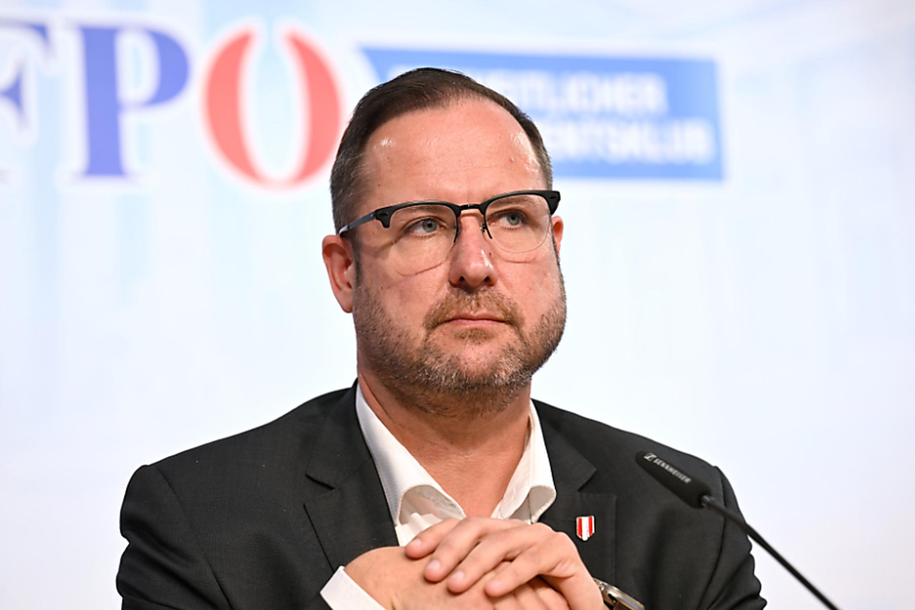 Gefälschte Covid-Zertifikate: FPÖ-Generalsekretär Hafenecker vor Gericht