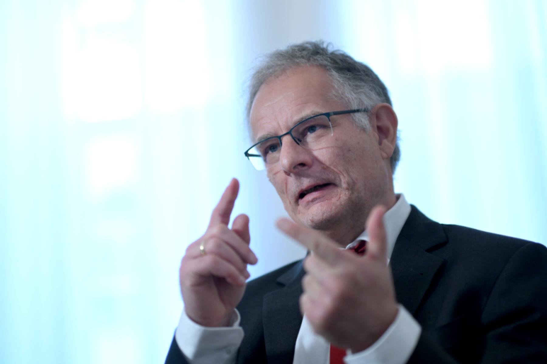 Um Teuerung zu bremsen: Finanzminister Marterbauer plädiert für Preiseingriffe bei Lebensmitteln