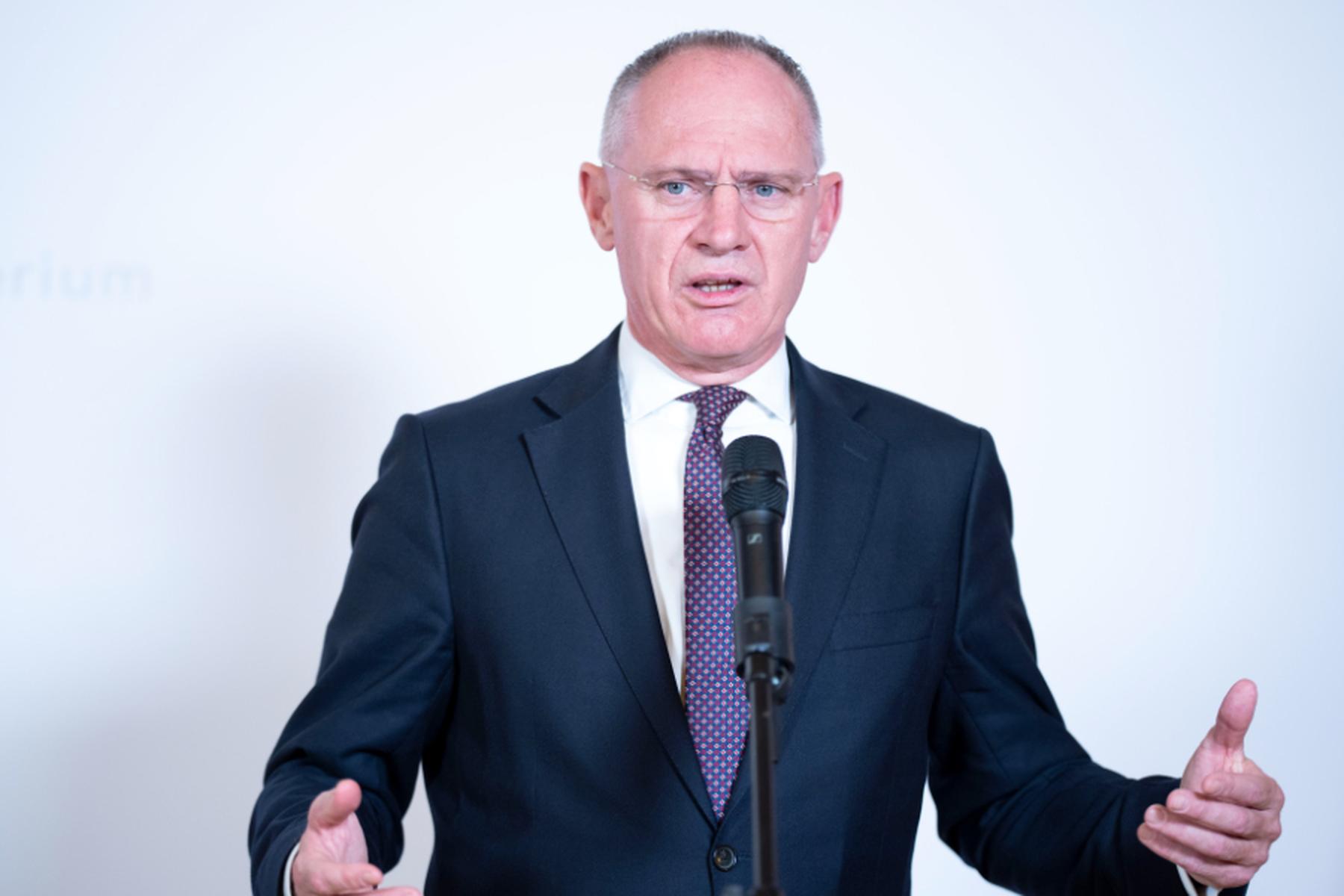 Zelena poslanska vprašanja o taboru Identitarcev ostala skoraj brez odgovora