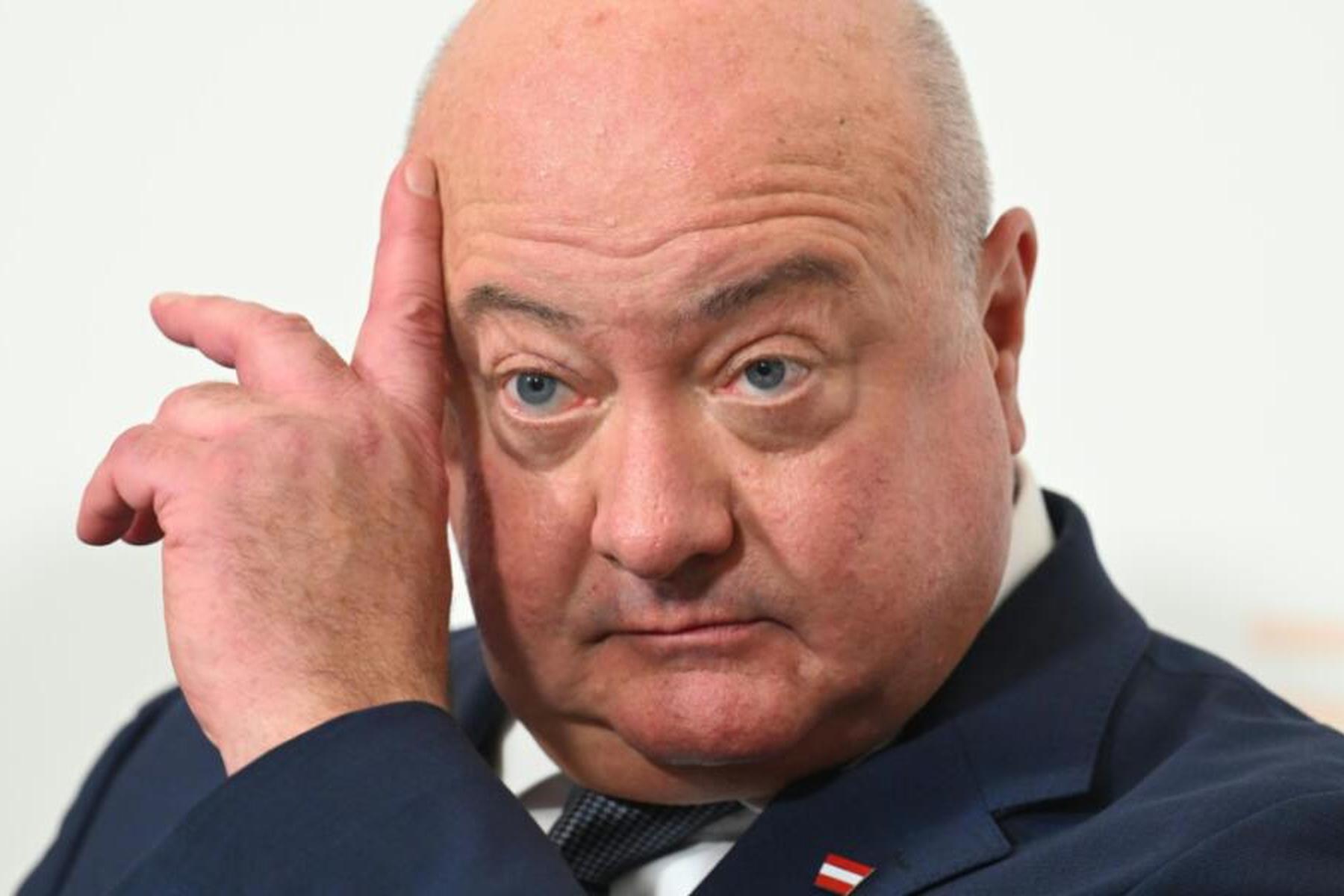 Wien: Bundeskanzler Stocker unterzieht sich Rücken-OP