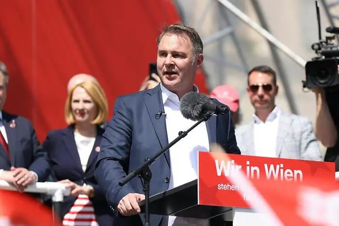 „Wir machen die SPÖ von einer Dampflok zu einem Railjet.“ - Bundesvorsitzender Andreas Babler gibt den Partei-Ingenieur.