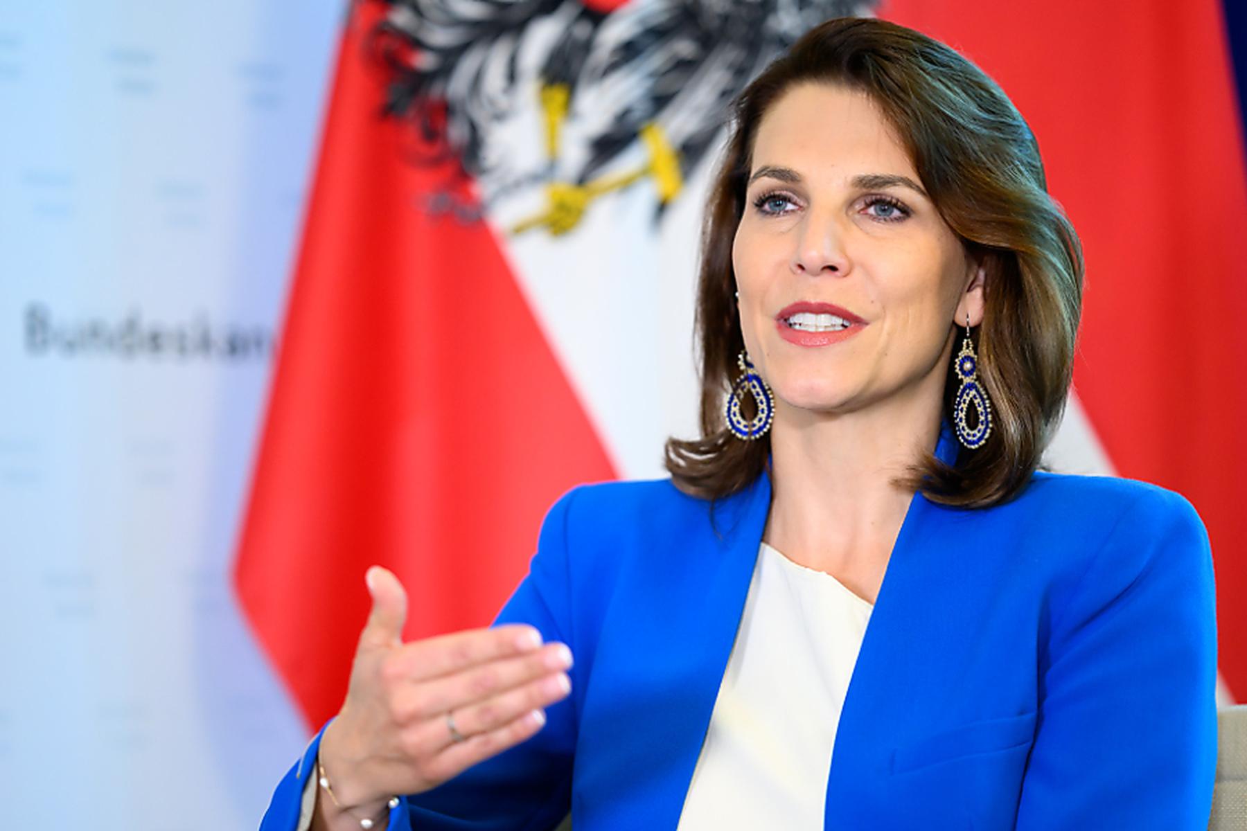 Föderalismus: Edtstadler fordert: Gesundheitsagenden an Bund, Bildung an Länder