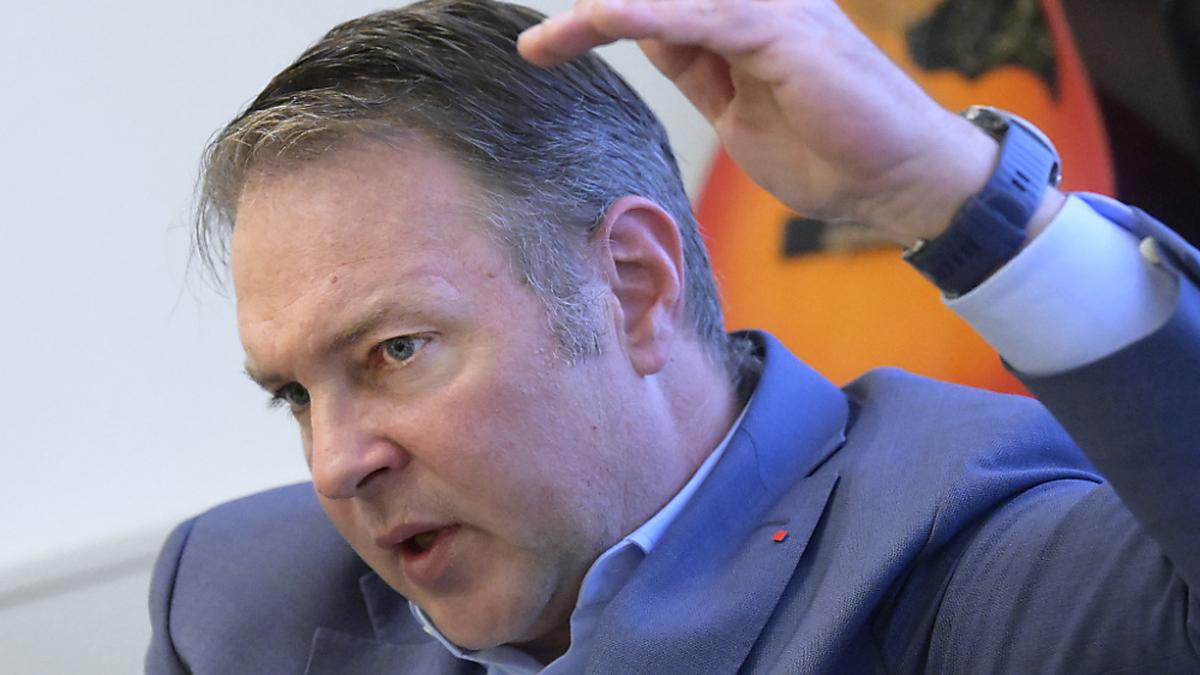 SPÖ-Parteichef Andreas Babler gestikuliert. | Nach Kritik von Josef Muchitsch: Babler antwortet seinen Kritikern