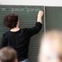 Lehrerin in einer Klasse (Archivbild)