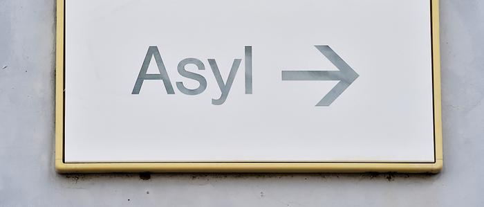 Ein Schild mit dem Schriftzug Asyl. | Wieder einmal wird eine Residenzpflicht für Geflüchtete diskutiert.