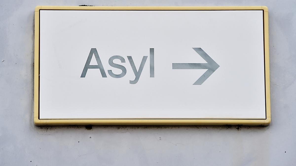 Ein Schild mit dem Schriftzug Asyl. | Wieder einmal wird eine Residenzpflicht für Geflüchtete diskutiert.