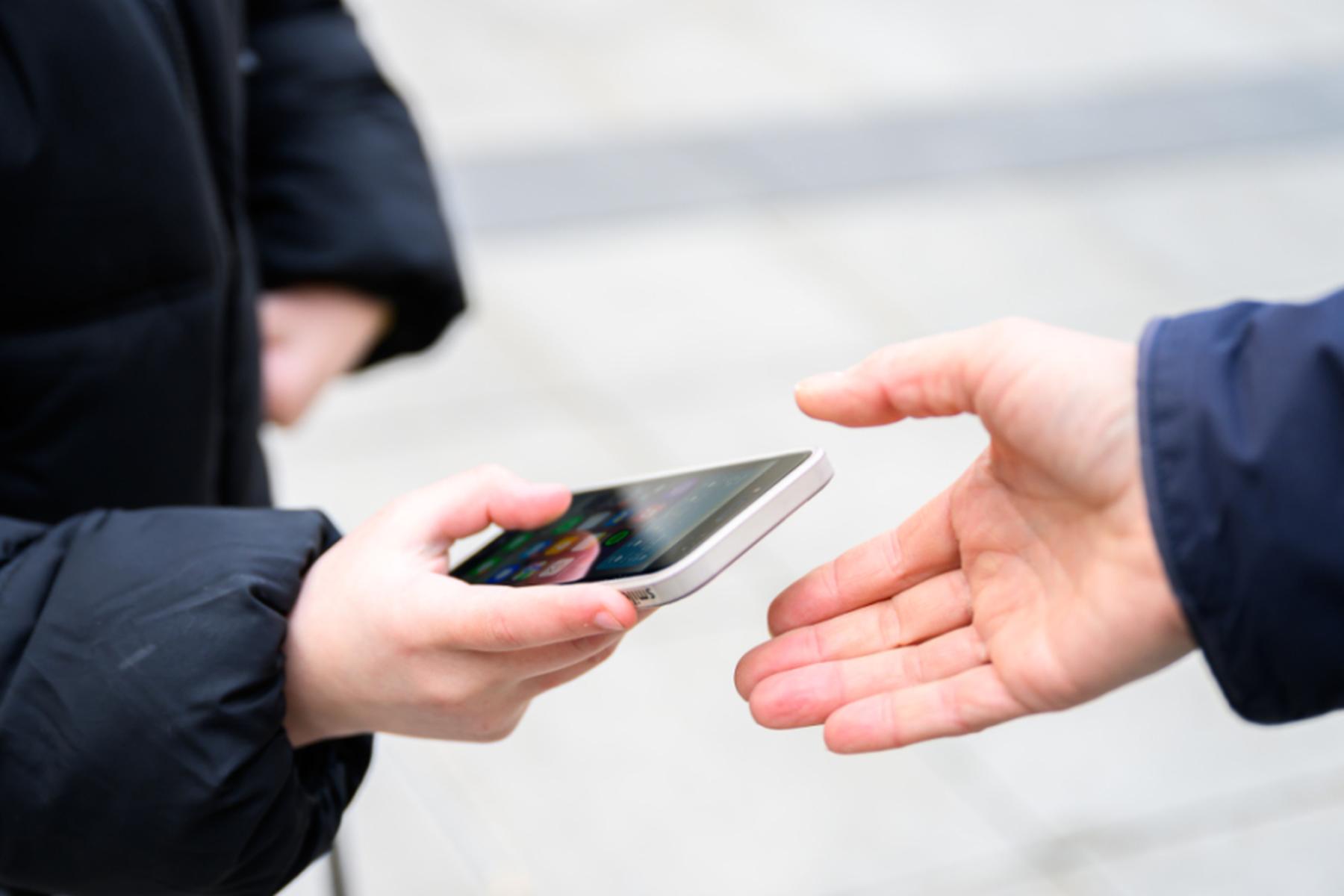 Študija potrdila pozitivne učinke prepovedi uporabe mobilnih telefonov v šolah na Koroškem