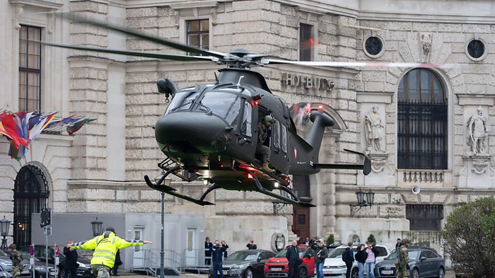 Hubschrauber "Lion" am Heldenplatz | Hubschrauber "Lion" am Heldenplatz