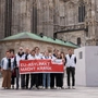 Ärzte ohne Grenzen protestieren mit Gefängnis am Stephansplatz | Ärzte ohne Grenzen protestieren mit Gefängnis am Stephansplatz