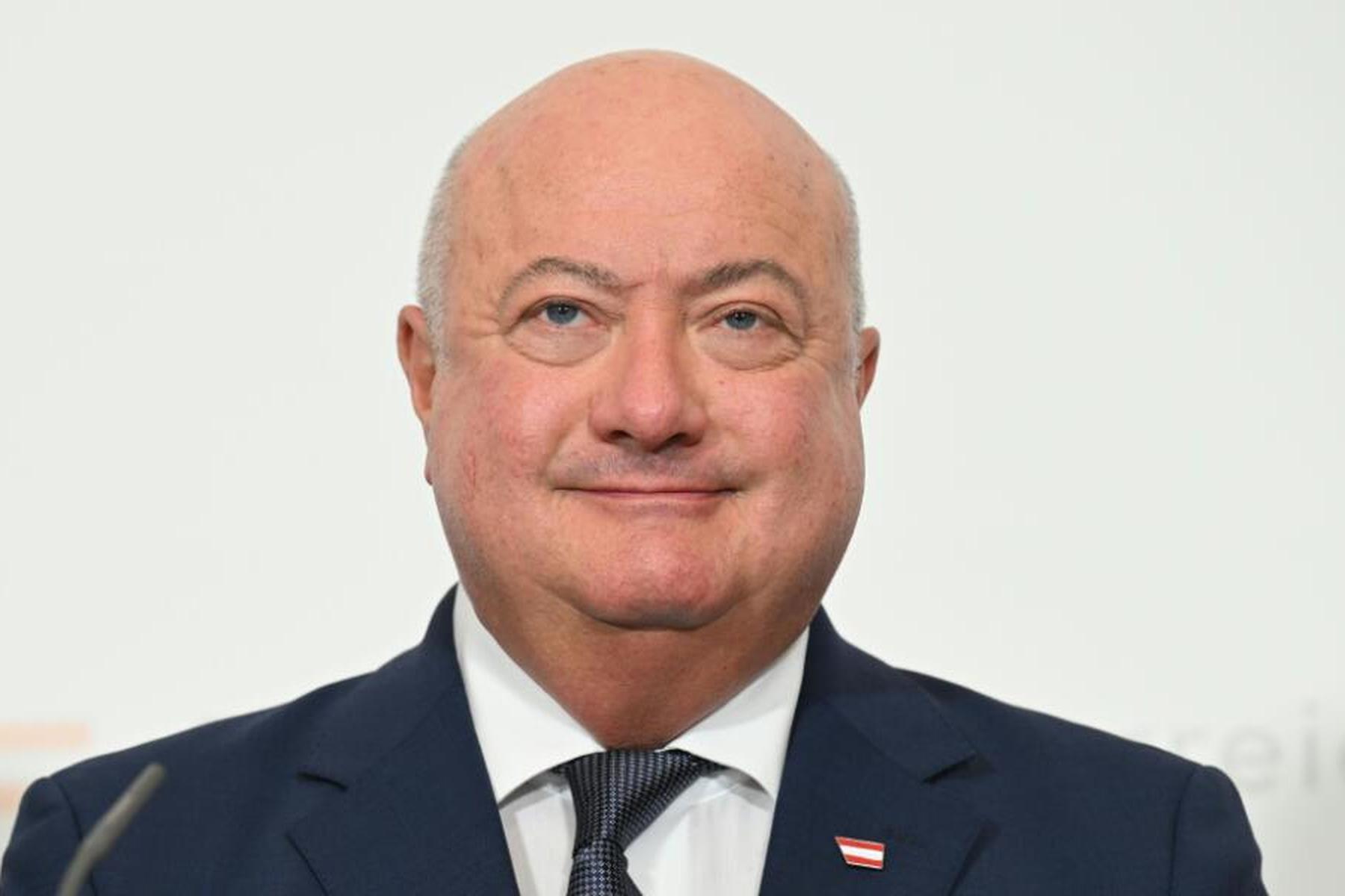 Avstrijski kancler Stocker se po operaciji vrača v pisarno