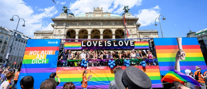 Ein Truck im Rahmen der Vienna Pride 2024 | Ein Truck im Rahmen der Vienna Pride im Vorjahr