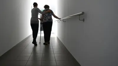 Auch der Bonus für pflegende Angehörige wird 2026 neuerlich angepasst, er beträgt ab 2026 monatlich 134,30 Euro (statt bisher 130,80)