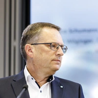 Wöginger bei einer Pressekonferenz im September